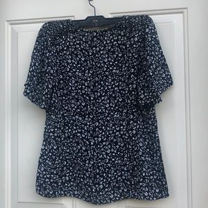 Women's Talbots V-Neck Button Up Black & White Floral Top Size 4 petite.